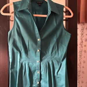 Banana Republic Green Fitted Button Down Sleeveless Blouse